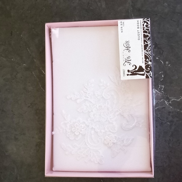 White wedding guest book. - Picture 1 of 3